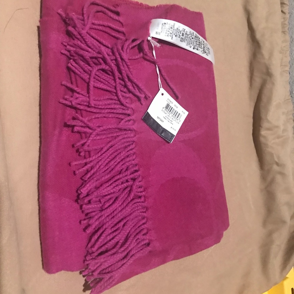 Coach signature pink scarf - Picture 3 of 5